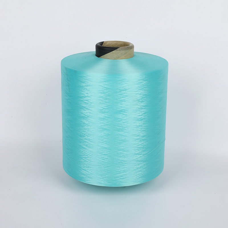 An bhfuil airíonna fánaíochta taise ag snáth polyester daite dope?